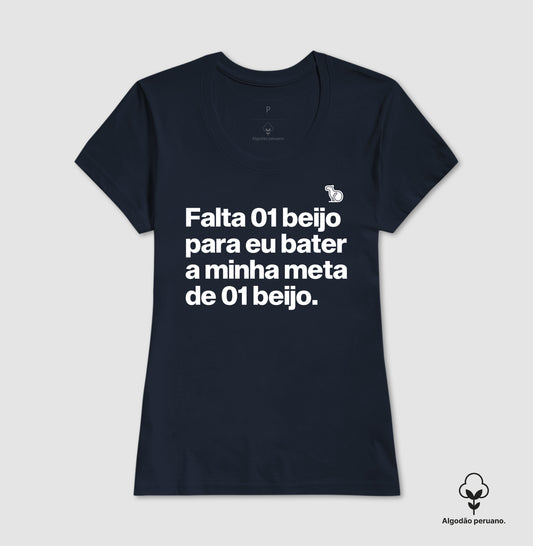 CAMISETA ALGODÃO PERUANO CARNAVAL FALTA UM BEIJO PARA BATER MINHA META