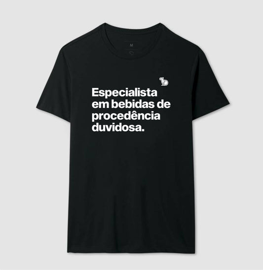 CAMISETA CARNAVAL ESPECIALISTA EM BEBIDAS DUVIDOSAS