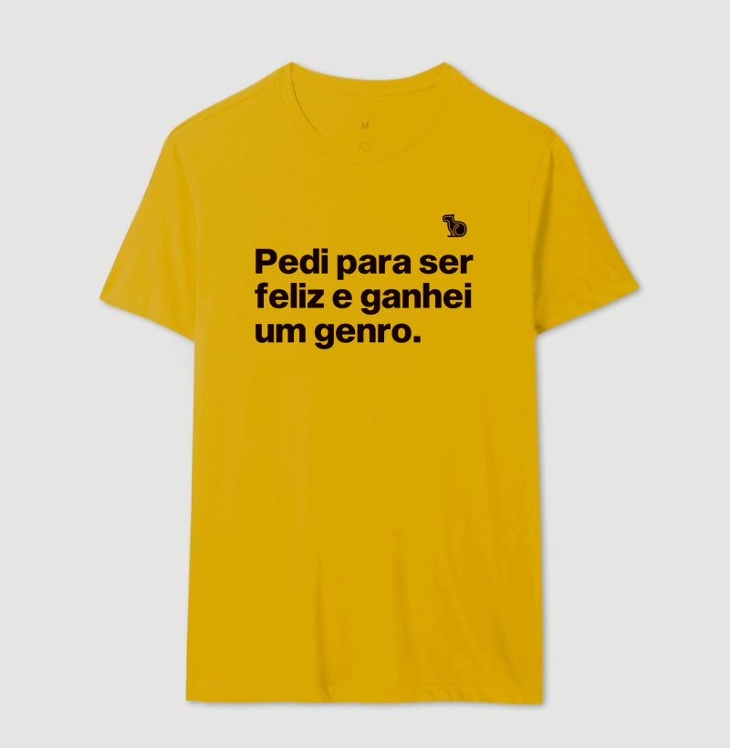 CAMISETA PEDI PARA SER FELIZ E GANHEI UM GENRO