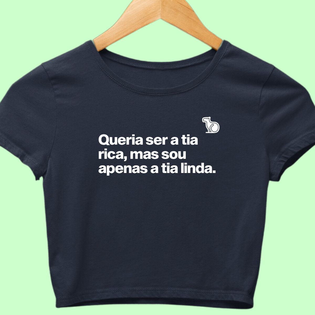 Camiseta cropped com a frase "Queria ser a tia rica, mas sou apenas a tia linda." azul.