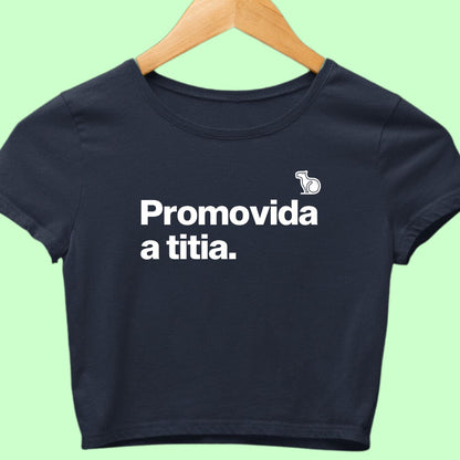 Camiseta cropped com a frase "promovida a titia." azul.