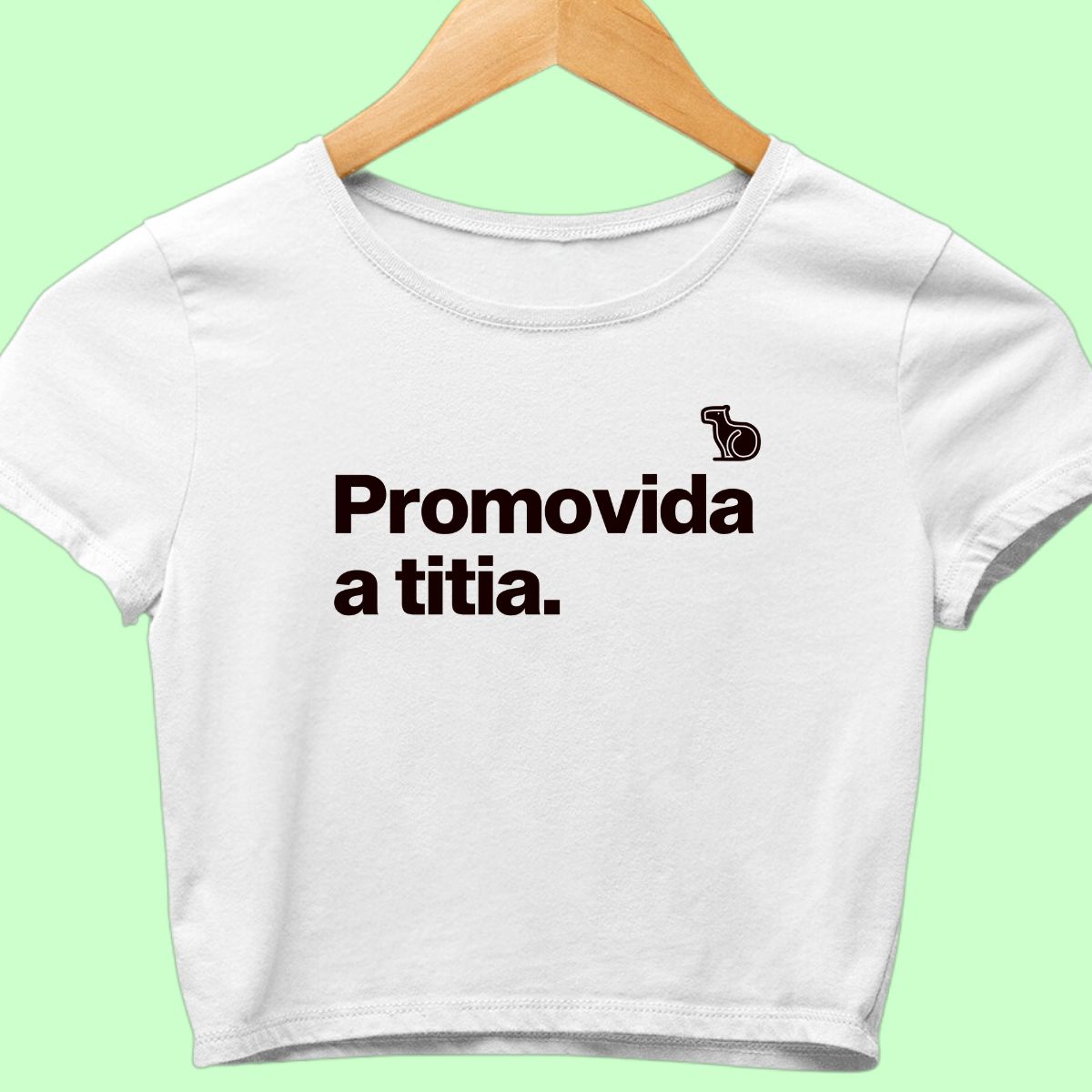 Camiseta cropped com a frase "promovida a titia." branca.