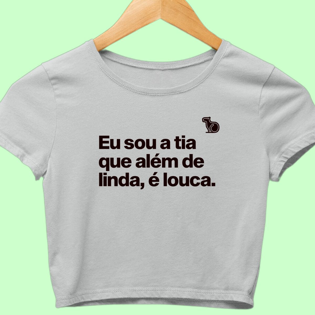 Camiseta cropped com a frase "Sou a tia que além de linda, é louca."  cinza.