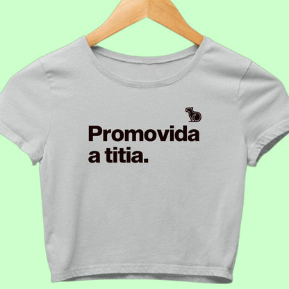 Camiseta cropped com a frase "promovida a titia." cinza.