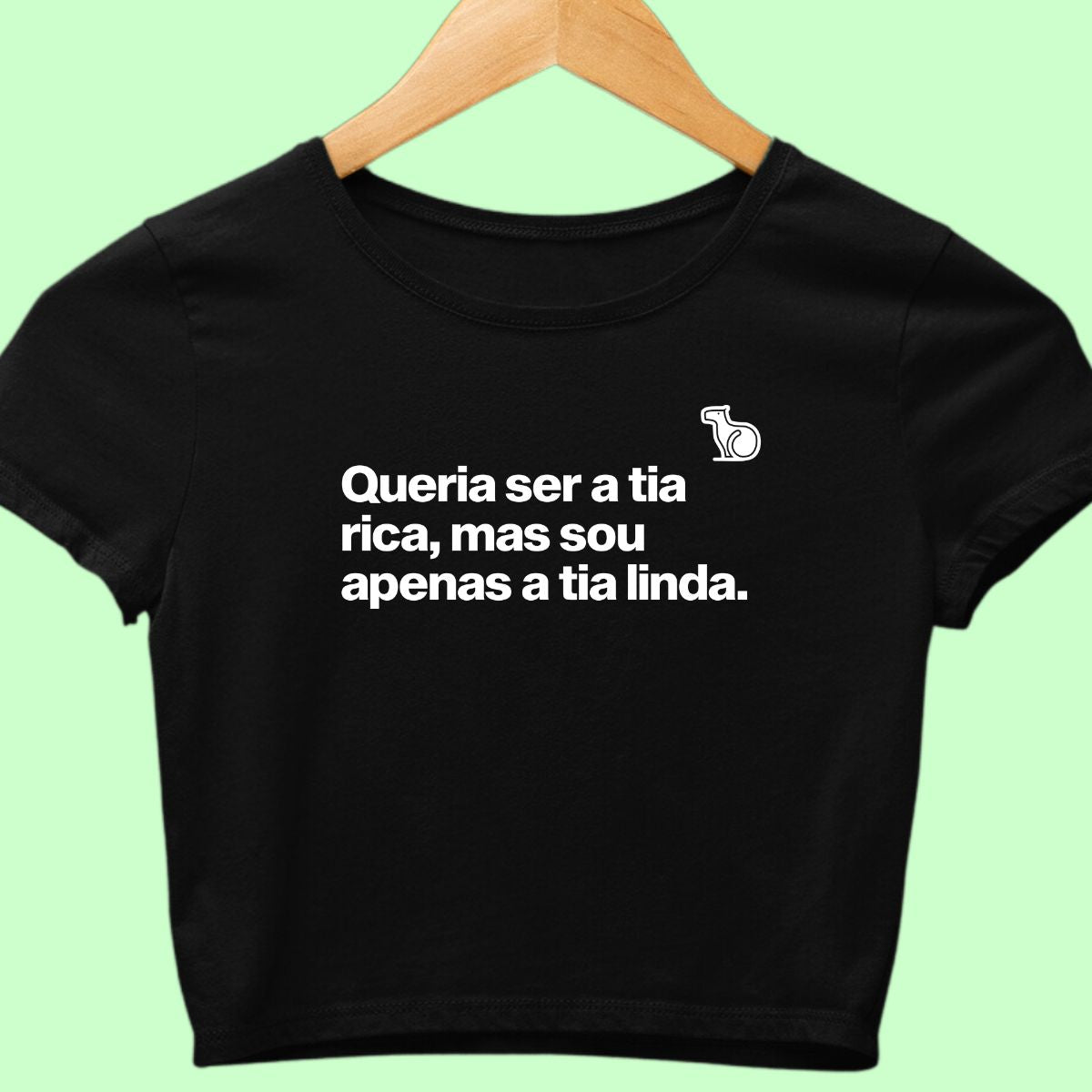 Camiseta cropped com a frase "Queria ser a tia rica, mas sou apenas a tia linda." preta.