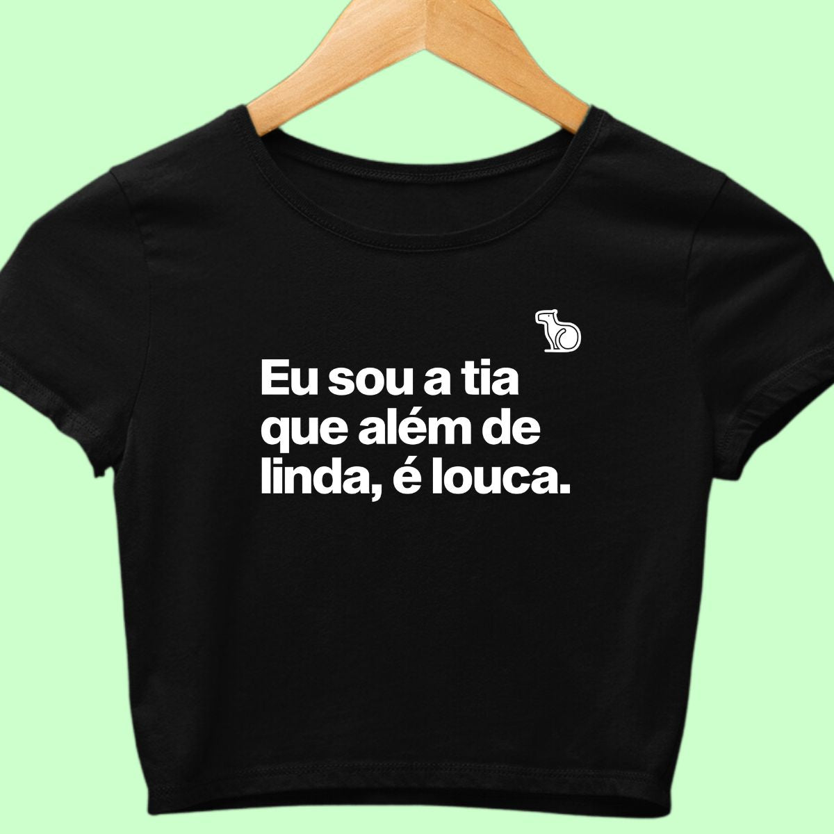 Camiseta cropped com a frase "Sou a tia que além de linda, é louca."  preta.