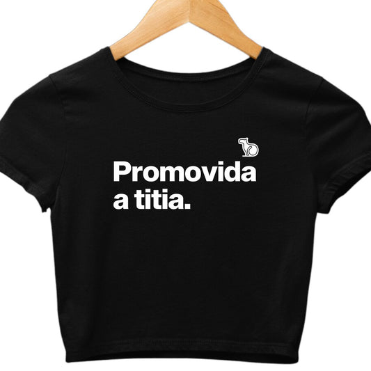 Camiseta cropped com a frase "promovida a titia." preta.