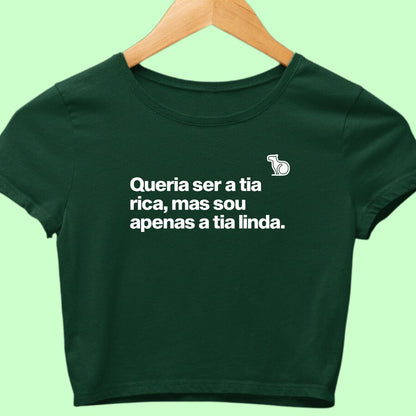 Camiseta cropped com a frase "Queria ser a tia rica, mas sou apenas a tia linda." verde.