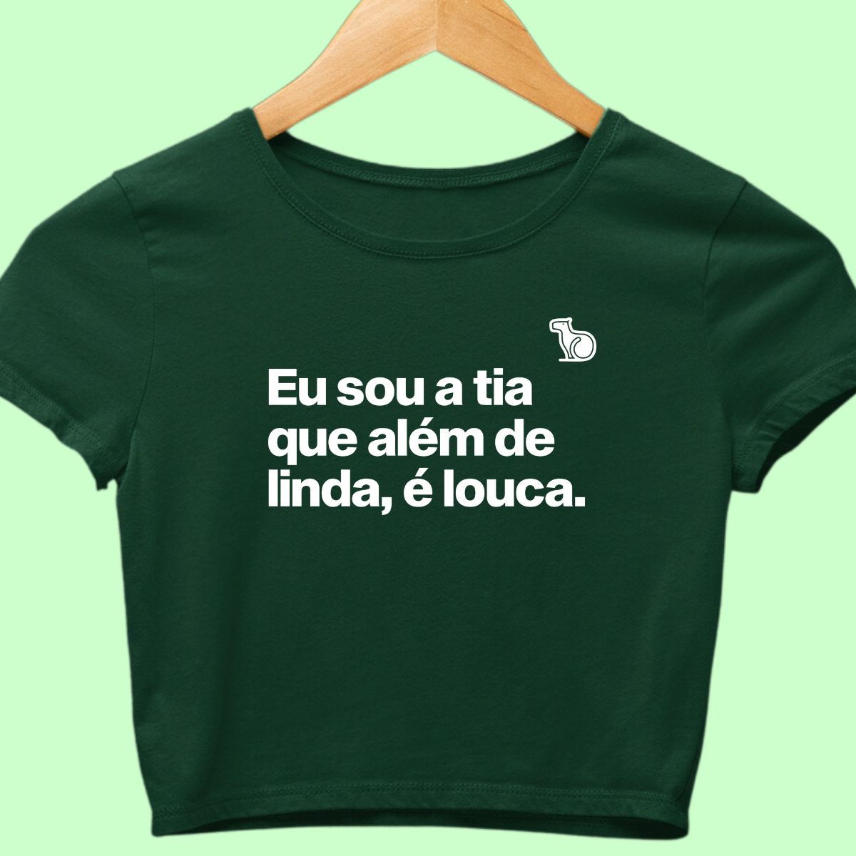 Camiseta cropped com a frase "Sou a tia que além de linda, é louca."  verde.