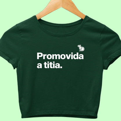 Camiseta cropped com a frase "promovida a titia." verde.
