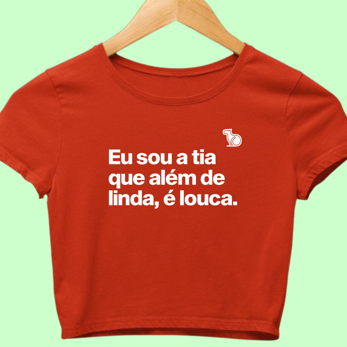 Camiseta cropped com a frase "Sou a tia que além de linda, é louca." vermelha.