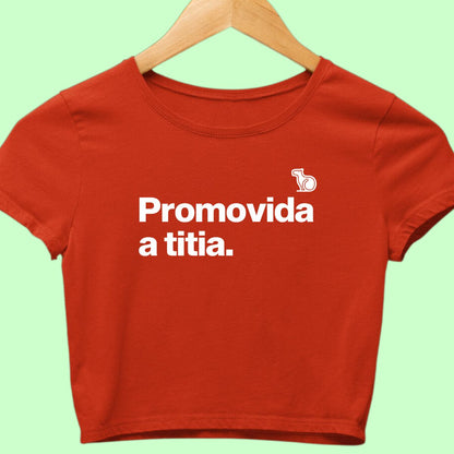Camiseta cropped com a frase "promovida a titia." vermelha.