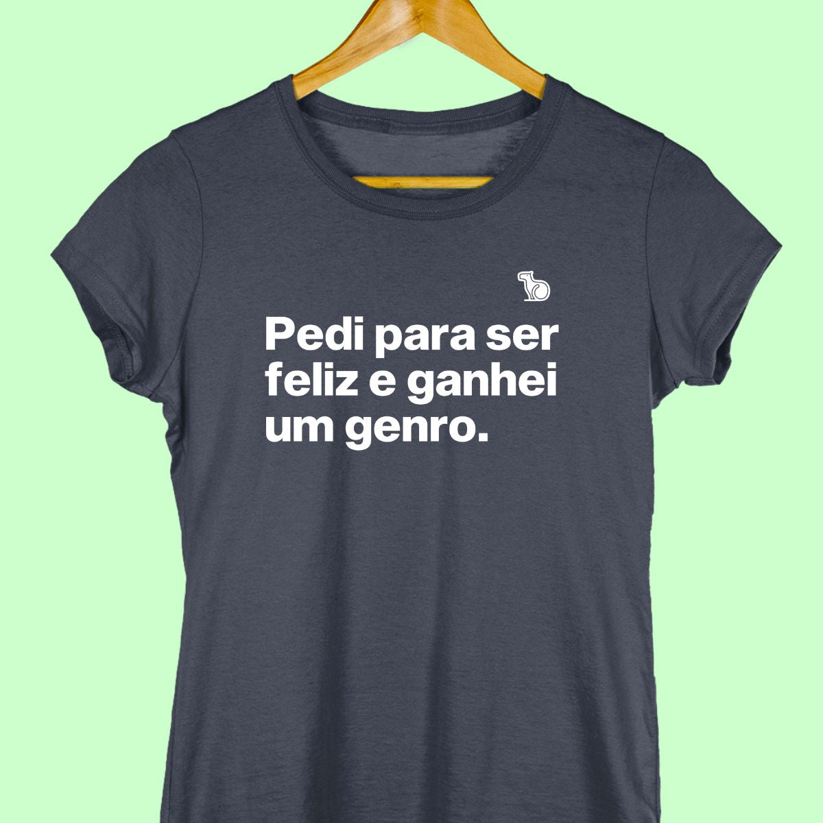 Camiseta com a frase "pedi para ser feliz e ganhei um genro." feminina azul.