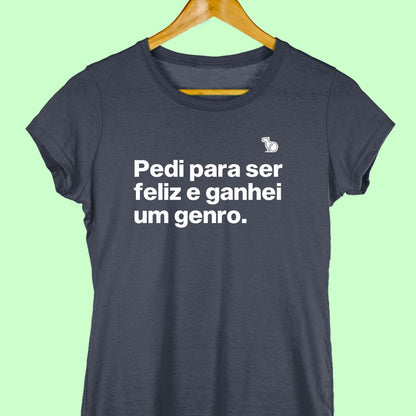 Camiseta com a frase "pedi para ser feliz e ganhei um genro." feminina azul.