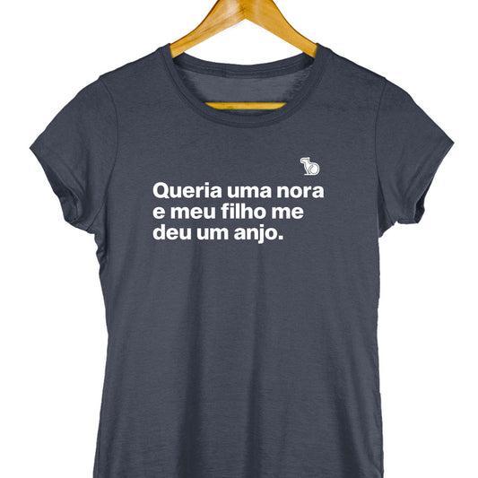 Camiseta com a frase "Queria uma nora e meu filho me deu um anjo." feminina azul.