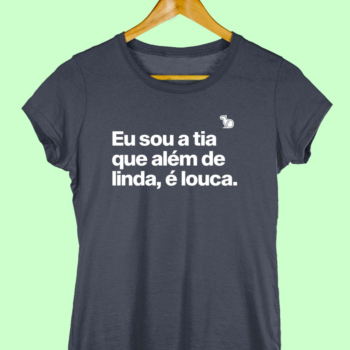 Camiseta com a frase "Eu sou a tia que além de linda, é louca." Feminina azul.