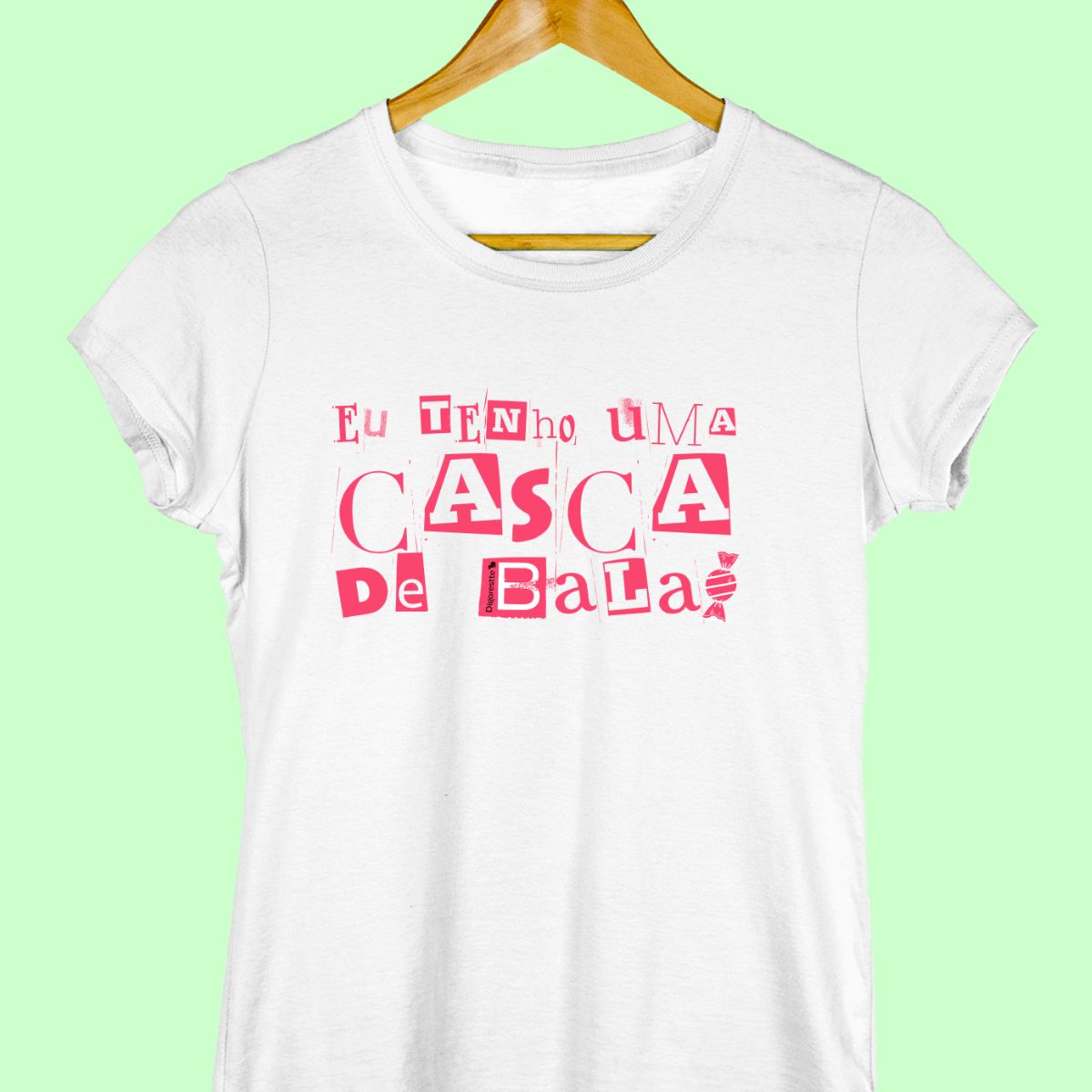 Camiseta com a frase "Eu tenho uma casca de bala" feminina branca.