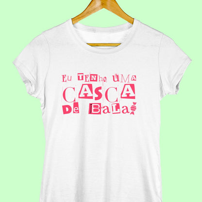 Camiseta com a frase "Eu tenho uma casca de bala" feminina branca.