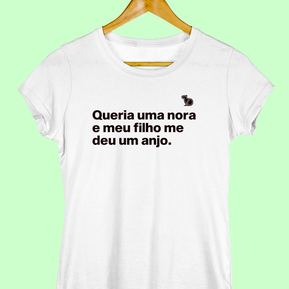 Camiseta com a frase "Queria uma nora e meu filho me deu um anjo." feminina branca.