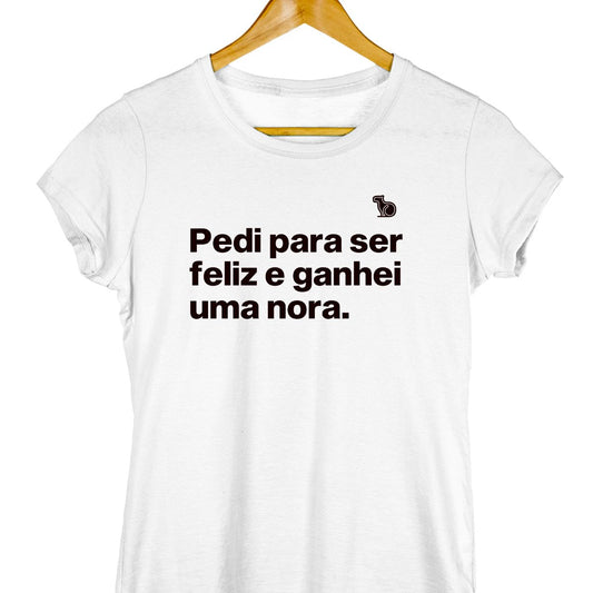 Camiseta com a frase "Pedi para ser feliz e ganhei uma nora." feminina branca.