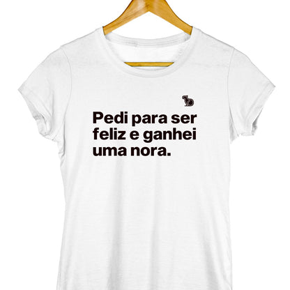 Camiseta com a frase "Pedi para ser feliz e ganhei uma nora." feminina branca.