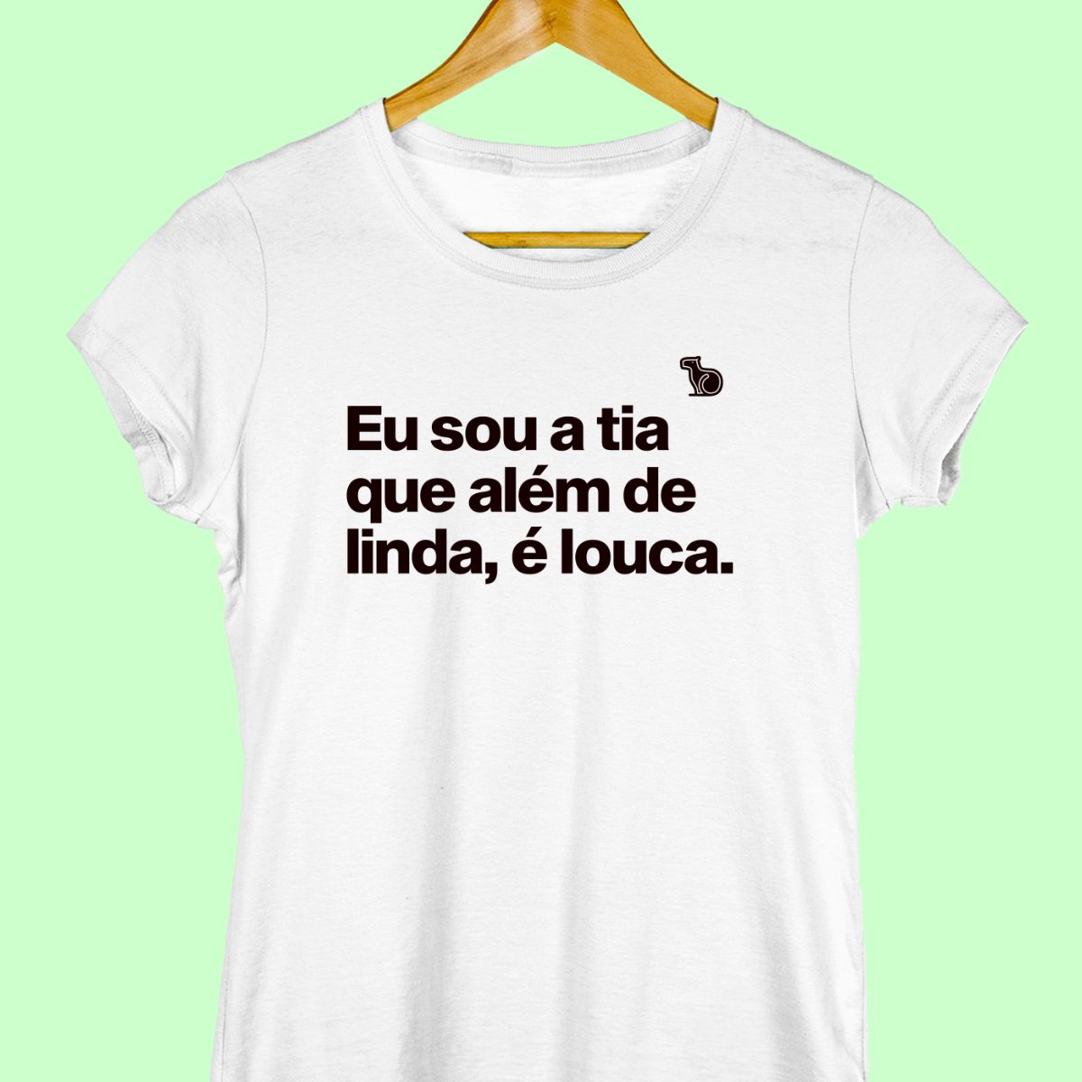 Camiseta com a frase "Eu sou a tia que além de linda, é louca." feminina branca.