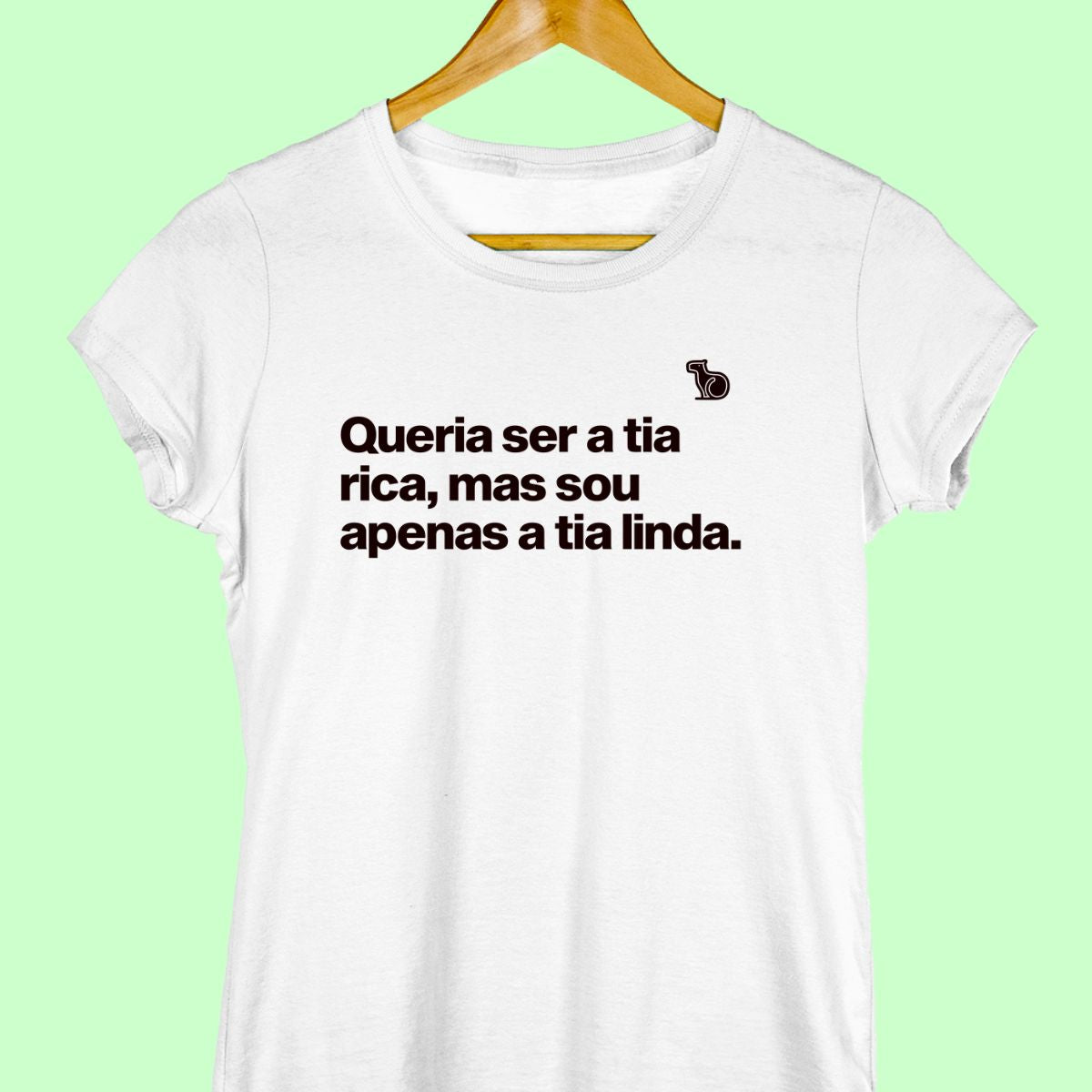 Camiseta com a frase "Queria ser a tia rica, mas sou apenas a tia linda." feminina branca.