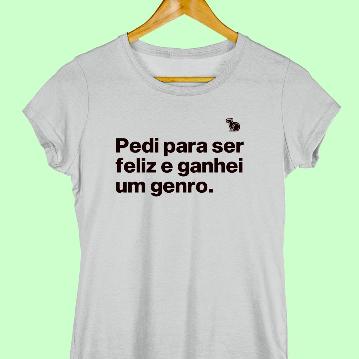 Camiseta com a frase "pedi para ser feliz e ganhei um genro." feminina cinza.