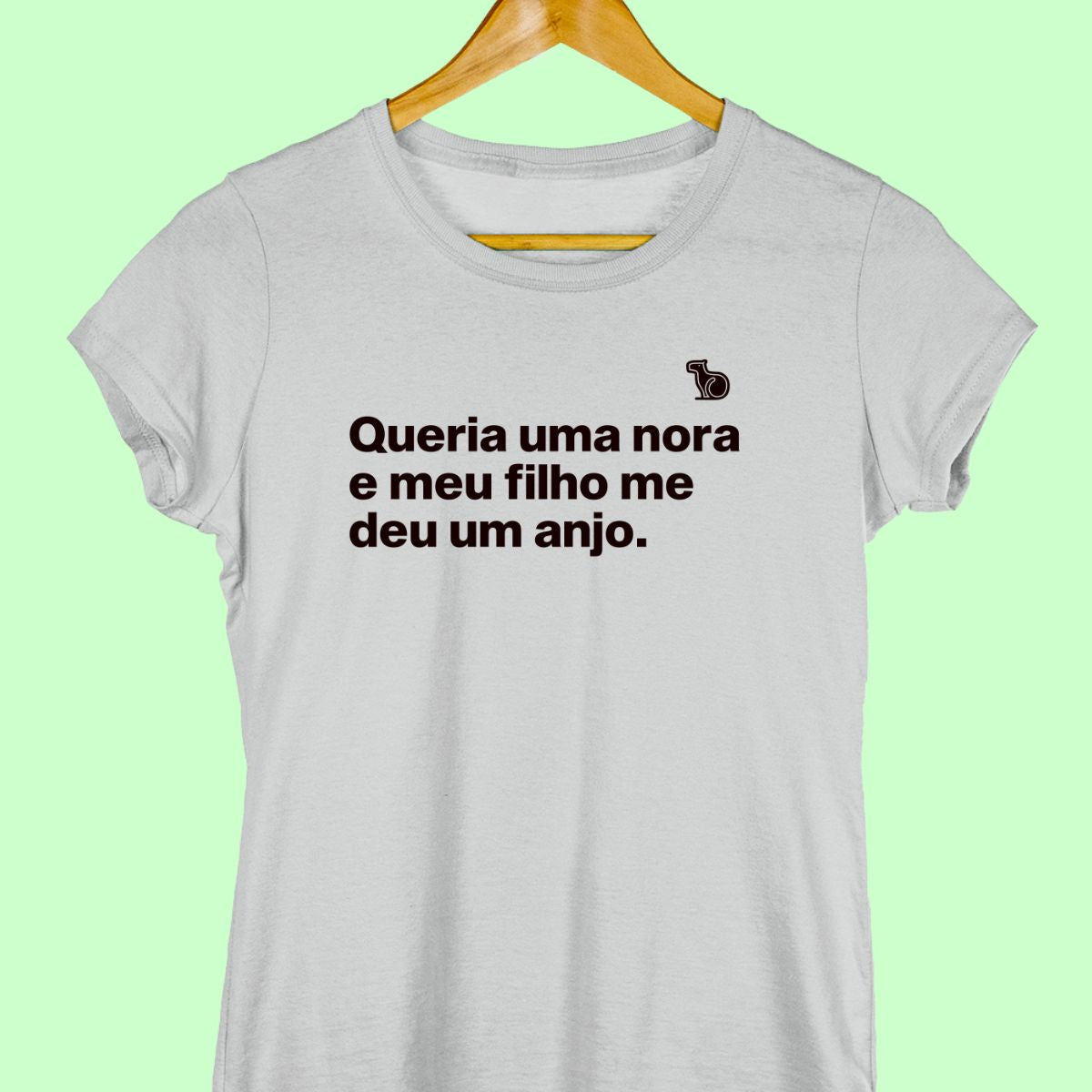 Camiseta com a frase "Queria uma nora e meu filho me deu um anjo." feminina cinza.