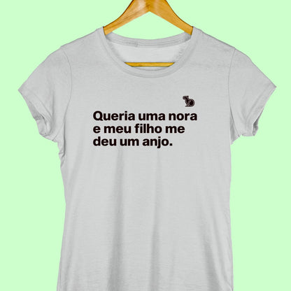 Camiseta com a frase "Queria uma nora e meu filho me deu um anjo." feminina cinza.
