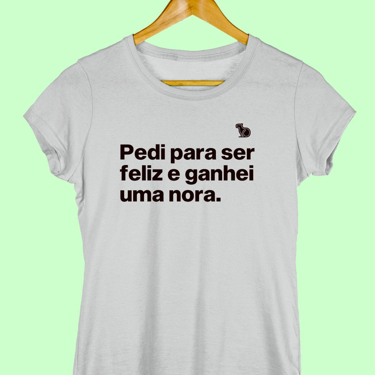 Camiseta com a frase "Pedi para ser feliz e ganhei uma nora." feminina cinza.