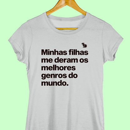 Camiseta com a frase "Minhas filhas me deram os melhores genros do mundo." feminina cinza.