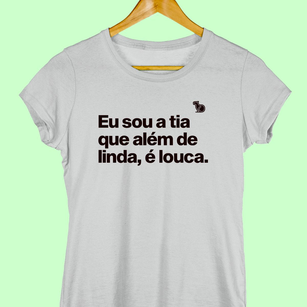 Camiseta com a frase "Eu sou a tia que além de linda, é louca." Feminina cinza.