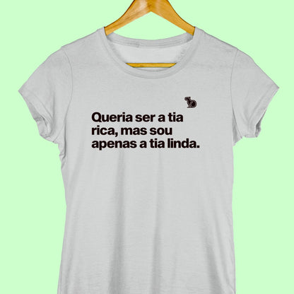 Camiseta com a frase "Queria ser a tia rica, mas sou apenas a tia linda." feminina cinza.