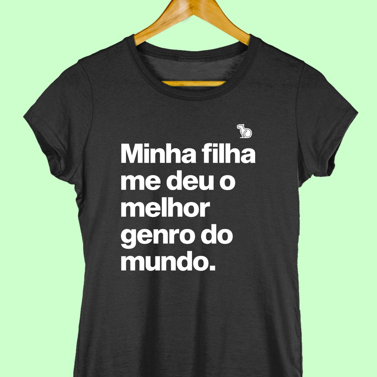 Imagem  da Camiseta Feminina na cor preta com a frase "Minha filha me deu o melhor genro do mundo".