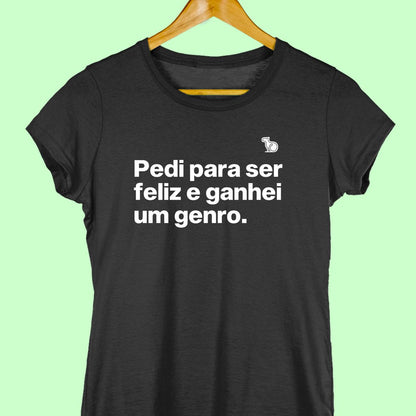 Camiseta com a frase "pedi para ser feliz e ganhei um genro." feminina preta.