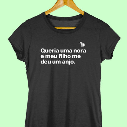 Camiseta com a frase "Queria uma nora e meu filho me deu um anjo." feminina preta.