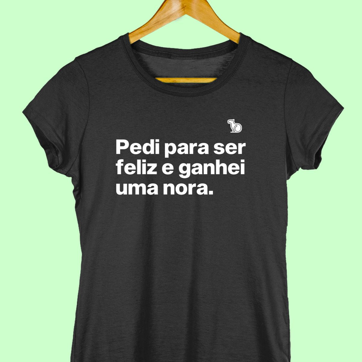 Camiseta com a frase "Pedi para ser feliz e ganhei uma nora." feminina preta.
