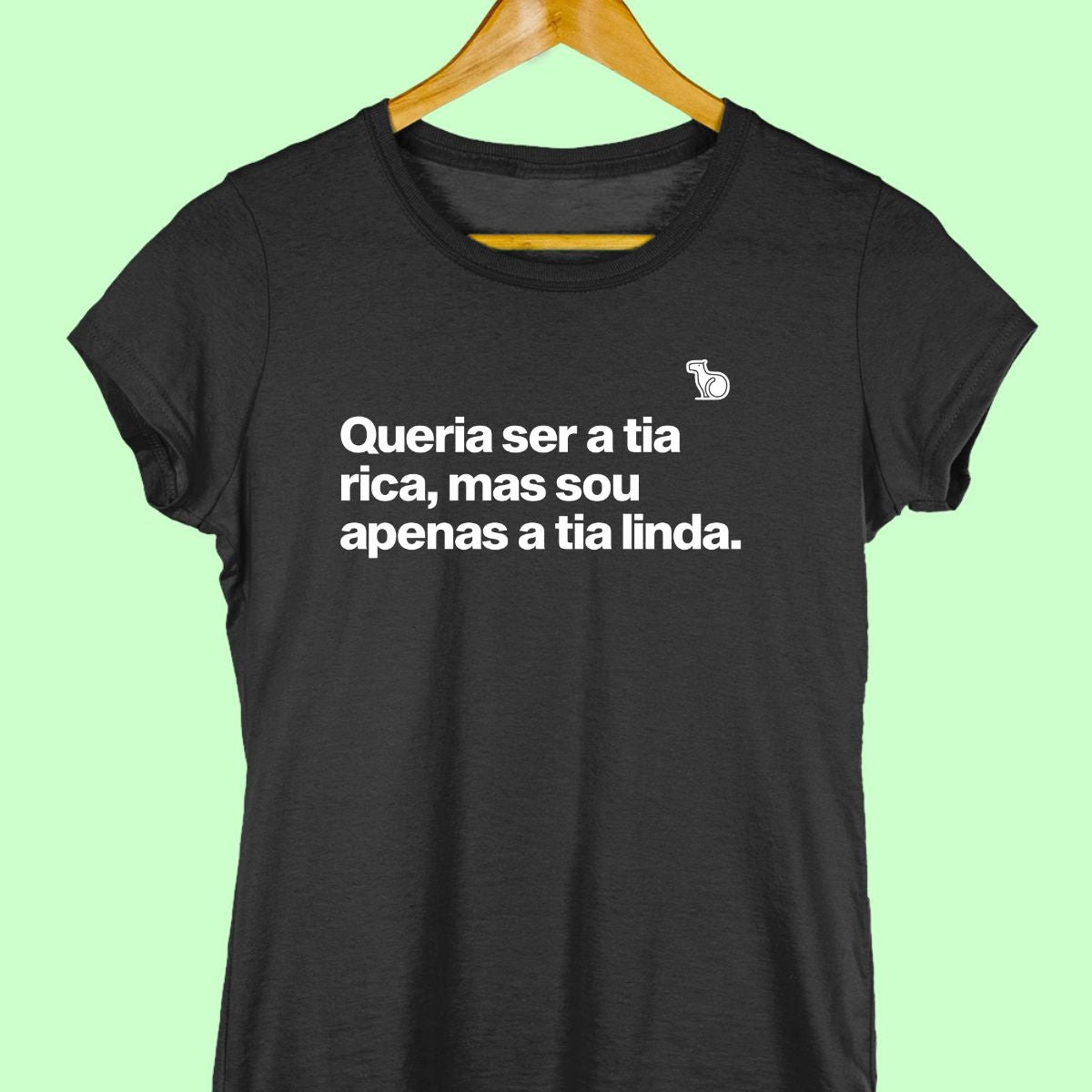 Camiseta com a frase "Queria ser a tia rica, mas sou apenas a tia linda." feminina preta.