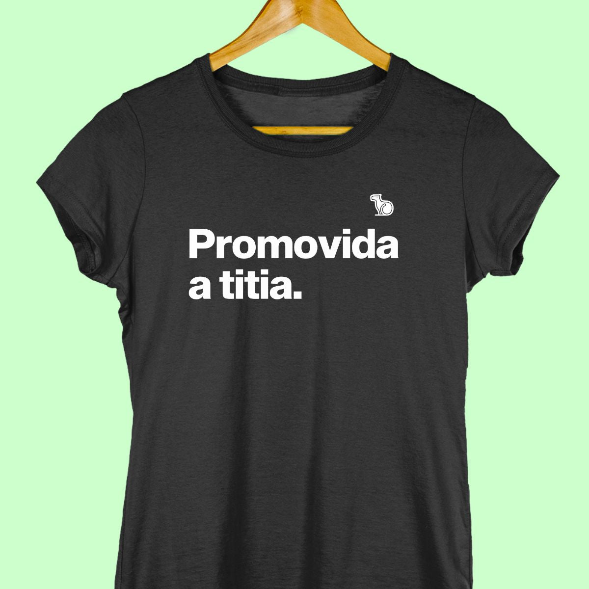 Camiseta com a frase "promovida a titia" feminina preta.