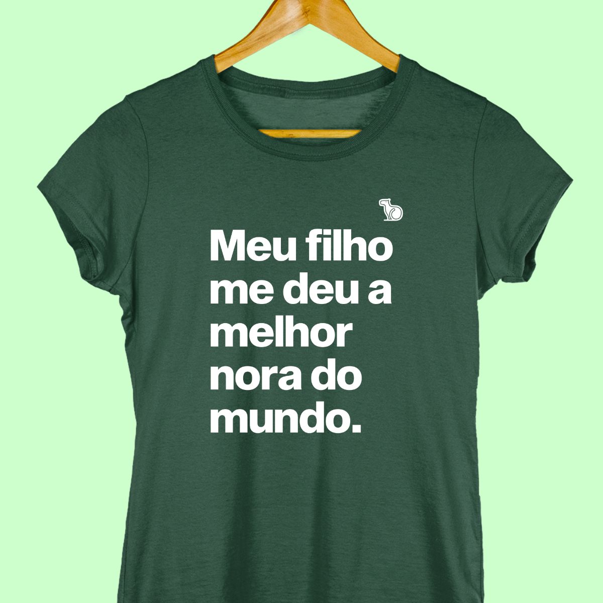 Camiseta com a frase "Meu filho me deu a melhor nora do mundo." feminina verde.