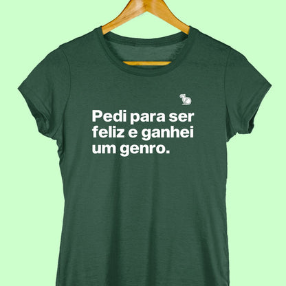Camiseta com a frase "pedi para ser feliz e ganhei um genro." feminina verde.