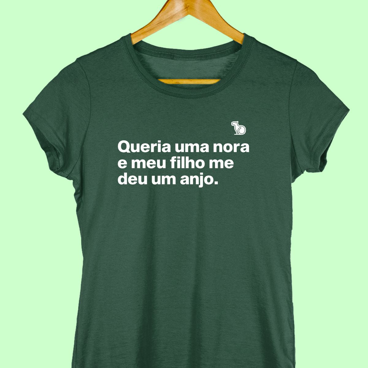 Camiseta com a frase "Queria uma nora e meu filho me deu um anjo." feminina verde.