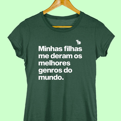 Camiseta com a frase "Minhas filhas me deram os melhores genros do mundo." feminina verde.