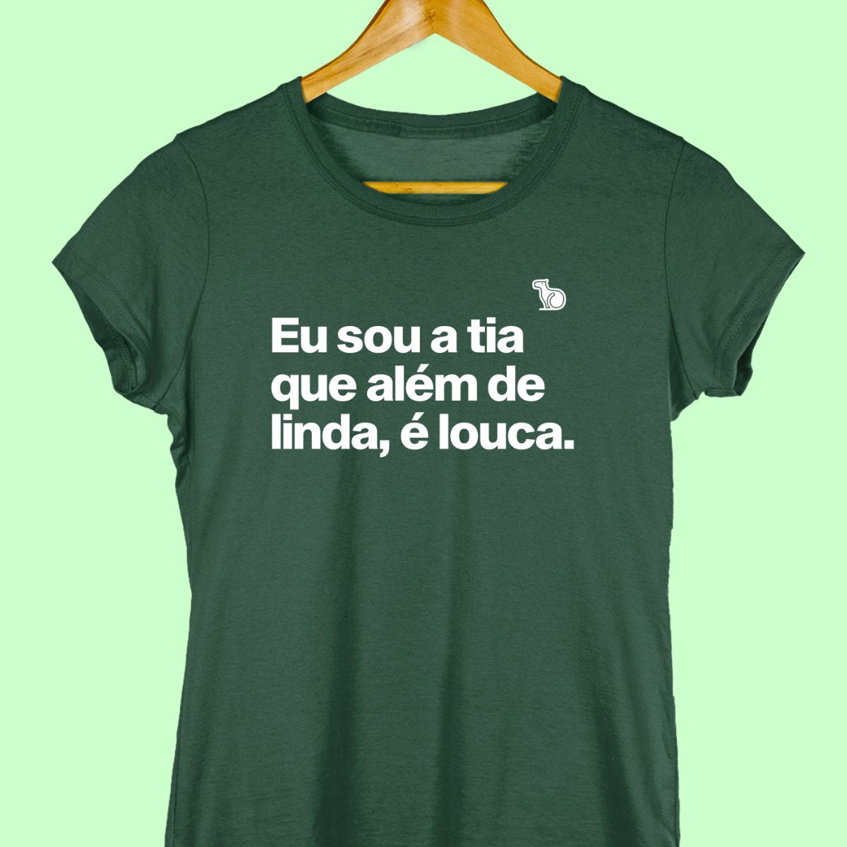 Camiseta com a frase "Eu sou a tia que além de linda, é louca." Feminina verde.