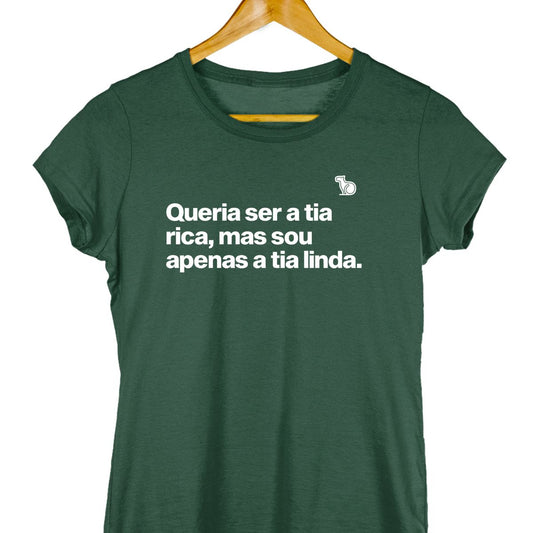 Camiseta com a frase "Queria ser a tia rica, mas sou apenas a tia linda." feminina verde.