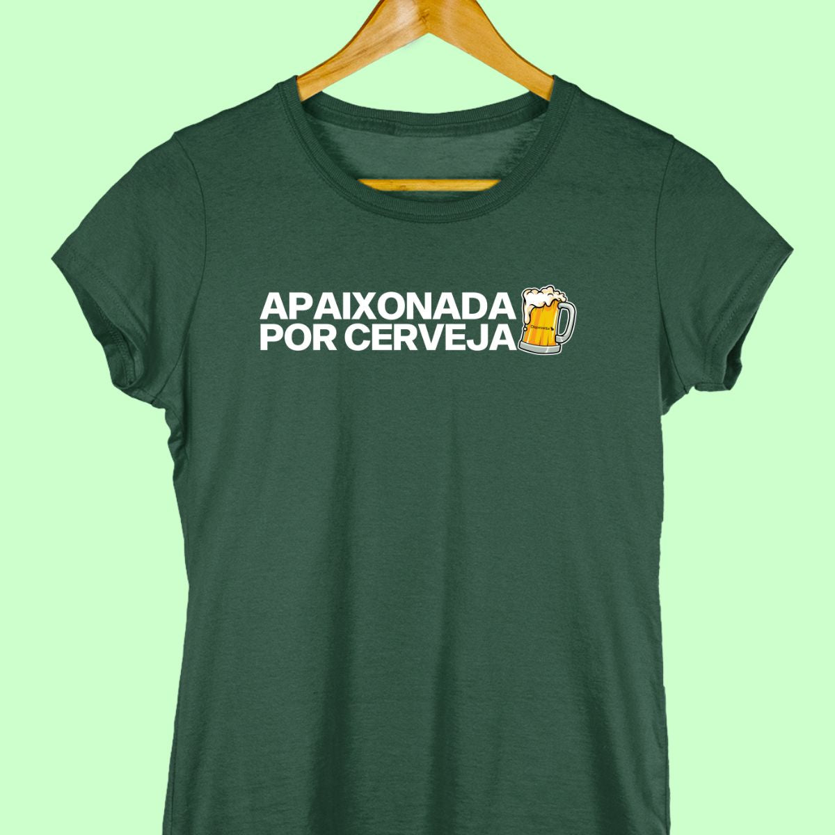 Camiseta de casal com a frase "apaixonada por cerveja." feminina verde.