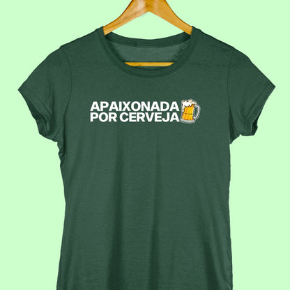 Camiseta de casal com a frase "apaixonada por cerveja." feminina verde.