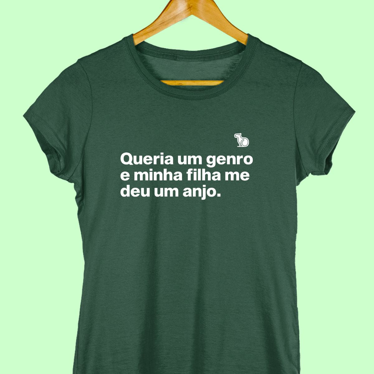 Camiseta com a frase "Queria um genro e minha filha me deu um anjo." feminina verde.