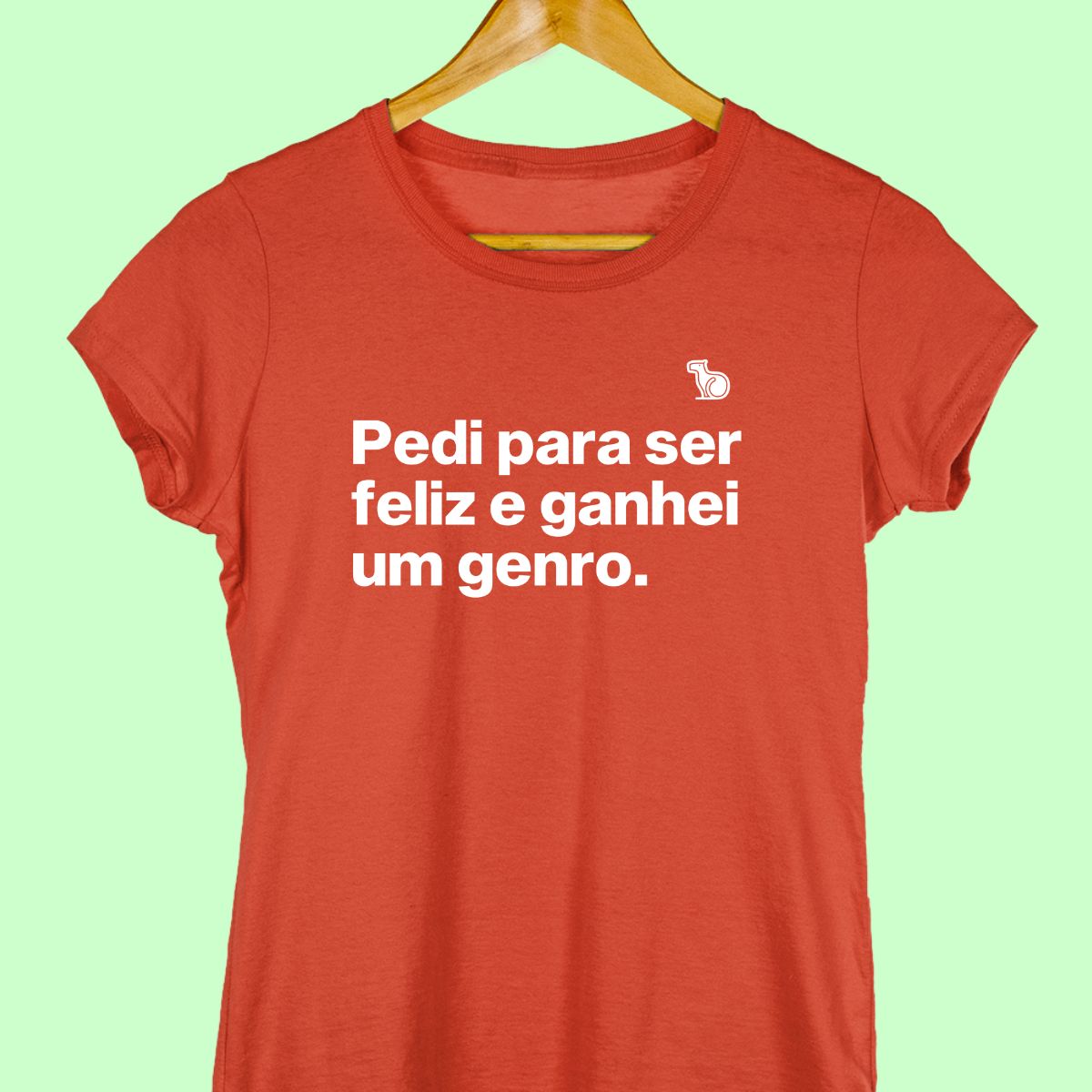 Camiseta com a frase "pedi para ser feliz e ganhei um genro." feminina vermelha.